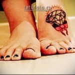 tatuaż z kokardą i diamentem na nodze dziewczyny