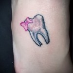 tatuaż na ząb i łuk