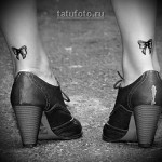 tatuażowe kokardki u dołu nogawek z tyłu dla dziewczynek