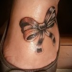 tatuaż łuk pod butami