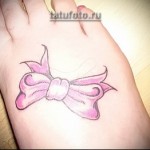 kokardka do tatuażu na nodze w pobliżu palca