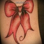 tatuaż z szkarłatną kokardą na nodze