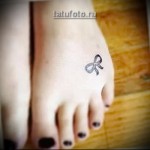 tatuaż z małą kokardką na boku nogi