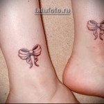 para kokardek w tatuażu na nodze