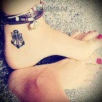 tatuaż z kotwicą i pokłonem w dół