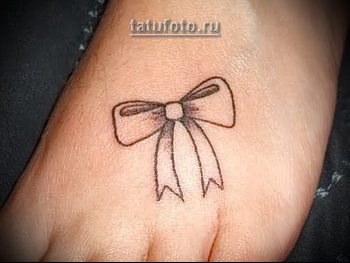 Tatuaż kokardki na nogach