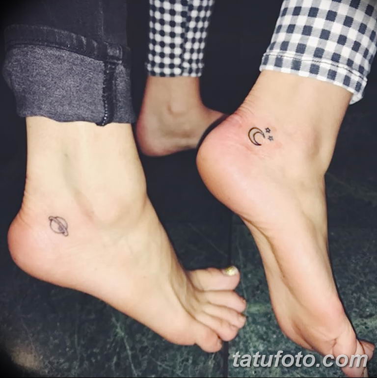 Татуировките на Бела Торн - звезди и полумесец