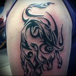 Tetovaža bika na ramenu