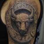 tetovaža bika na ramenu