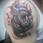 Tetovaža bika na ramenu