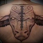 bikova tetovaža na leđima