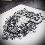 bika koponya és virágok - ceruza vázlat - Bika tetoválás vázlat