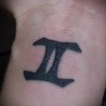 Fotó - Tattoo auf dem Handgelenk Zwillinge - 1005. opció tatufoto.ru