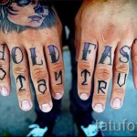 tetováló betűk az ujjakon - fotó a kész tetoválásról - 20122015 № 6