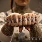 tetováló betűk az ujjakon - fotó a kész tetoválásról - 20122015 № 7