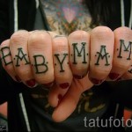 tetováló betűk az ujjakon - fotó a kész tetoválásról - 20122015 № 8