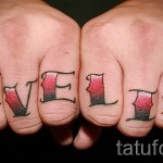 tetováló betűk az ujjakon - fotó a kész tetoválásról - 20122015 № 13