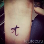 tetoválás a betű formájában - egy fotó a kész tetoválásról - 20122015 № 6