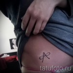 tetoválás a betű formájában - fotó a kész tetoválásról - 20122015 № 7