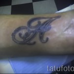 tetoválás a betű formájában - egy fotó a kész tetoválásról - 20122015 № 8