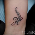 Az N betű és egy toll a tetováláson a fotón