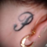 lettre tatouage derrière l'oreille - la photo du tatouage fini - 20122015 Numéro 1