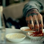 Letters de tatouage sur les doigts - une photo du tatouage fini - 20122015 Numéro 1