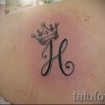 H koronás tetováláson a fotón