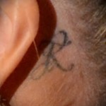 Schreiben Tattoo hinter dem Ohr - das Foto des fertigen tattoo - 20122015 Nummer 1