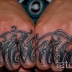 tetováló betűk az ujjakon - egy fotó a kész tetoválásról - 20122015 1. szám