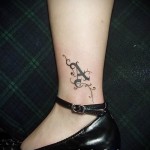 Tetoválás a betűvel a lábán egy lány számára - fotó