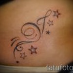 v betű tetoválás - fotó a kész tetoválásról - 20122015 # 3