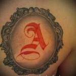 A keretes betű - tetováló fotó