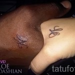 a tetoválás nevének betűje - a kész tetoválás fényképe - 20122015 № 7