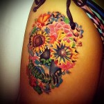 koponya virágokkal tetoválás