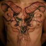 koponya szarv tetoválással