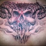 koponya szarv tetoválással 1
