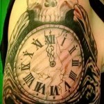koponya óra tetoválással