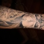 koponyatetoválás a csuklón