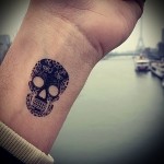 koponyatetoválás a csuklón 4