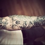 koponyatetoválás az alkaron