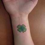 Négylevelű lóhere tetoválás a csuklón