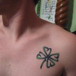 Négylevelű lóhere tetoválás a vállán