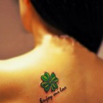 Négylevelű lóhere tetoválás és betűk angolul