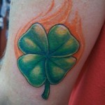 Négylevelű lóhere tetoválás lángokban