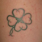 Négylevelű lóhere tetoválás - zöld vonalak a nő oldalán