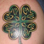 Sárga négylevelű lóhere tetoválás