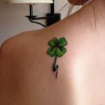 Négylevelű tetoválás a lapockán a nő számára