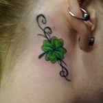 Négylevelű lóhere tetoválás - a fül mögött - női tetoválás