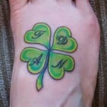 Négylevelű lóhere tetoválás - kezdőbetűkkel minden levélben